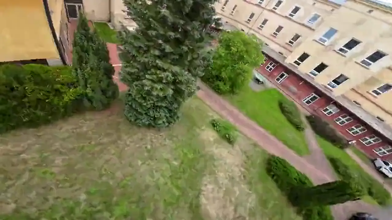 Let FPV dronu na dvoře školy a v tělocvičně, pohled z jeho kamery